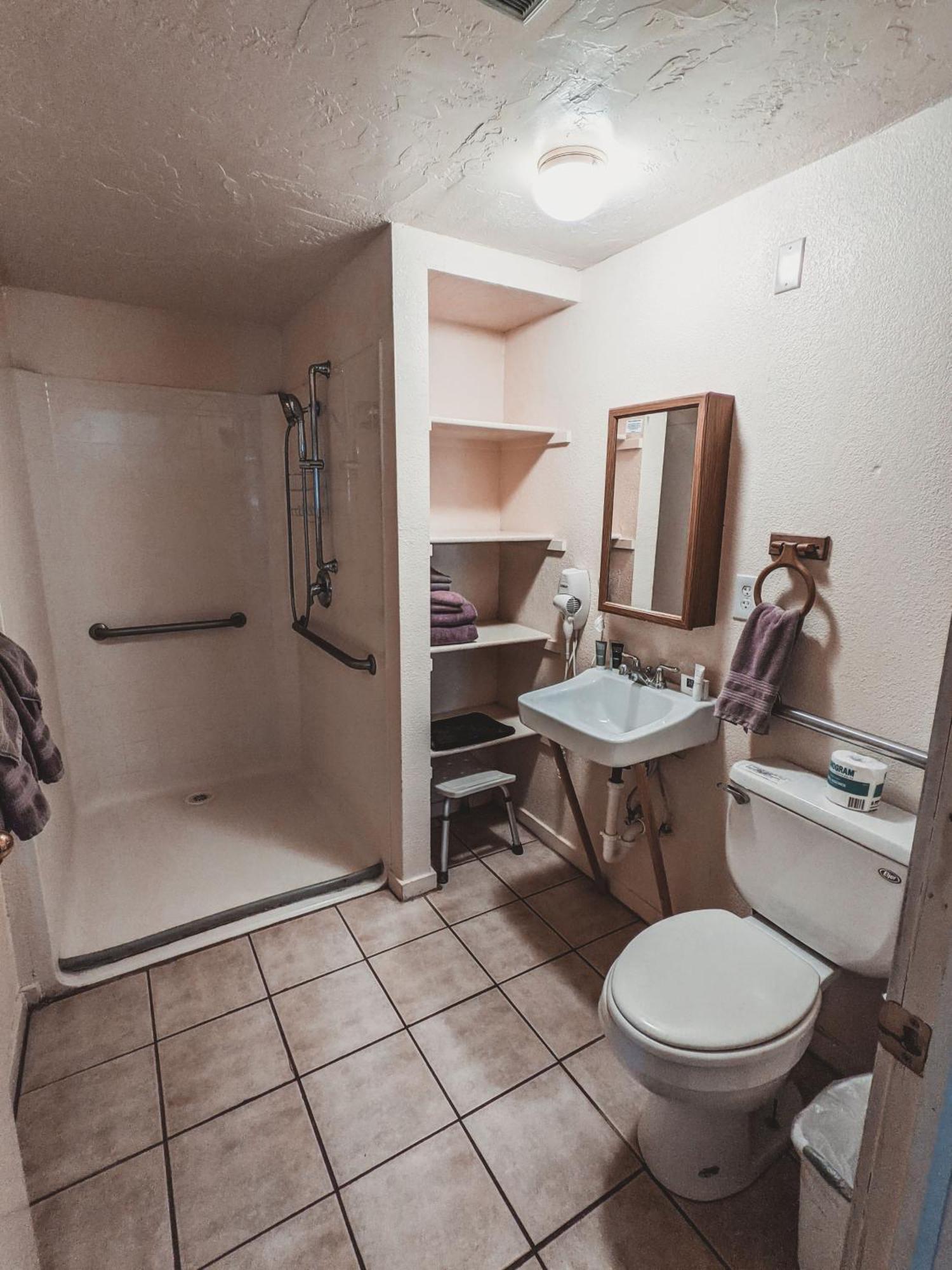 Pinewoods Resort And Rv Park Duck Creek Village Room photo